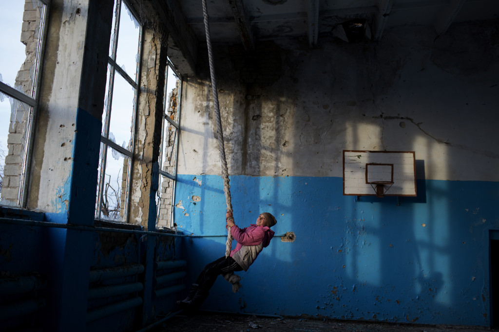 foto : ham : ukraina violetta 12, bor i byn nikishino i republiken donetsk. hennes hus, by och skola har blivit snderbombade av granater. hon brukar ibland g och leka i den snderbombade skolan som nu r tom. photo: niclas hammarstrm