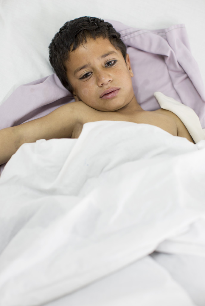 Pasibalh, 6 år, gråter i sin säng. Han har just fått veta att läkarna har opererat bort hans vänstra ben. Han blev skadad då han klev på en mina utanför deras hem.