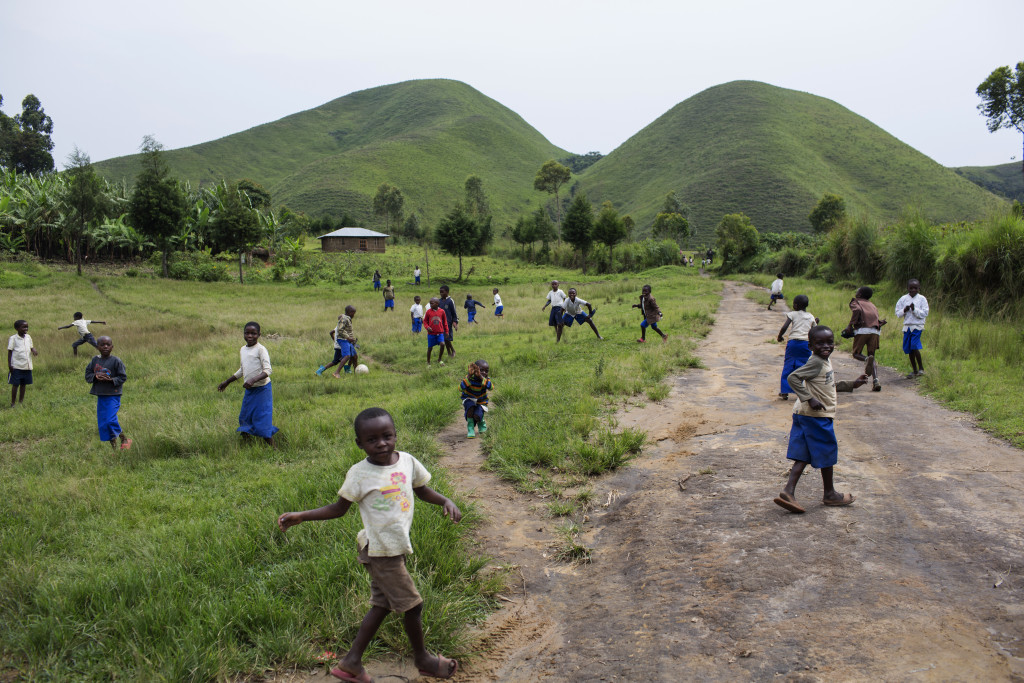  Skolbarn leker utanför skolan. Bara några kilometer bort håller Raïa Mutomboki-rebellerna hus. De kommer ofta och kidnappar bybor och begär sedan lösen.