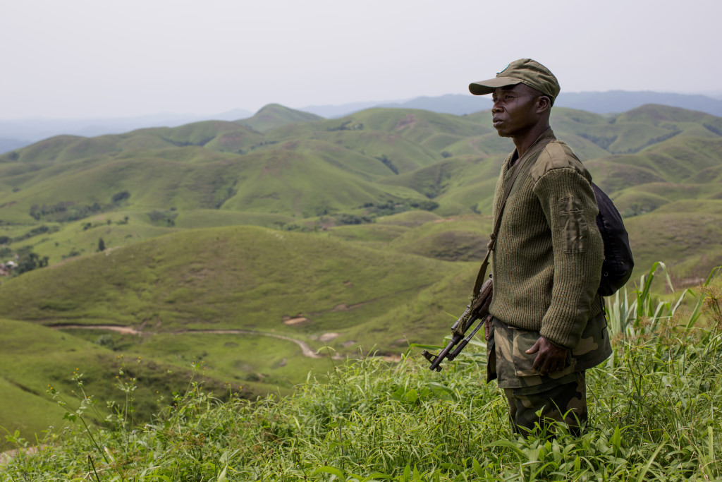 En soldat från regeringsstyrkorna håller utkik efter rebeller som är bara någon kilometer bort.