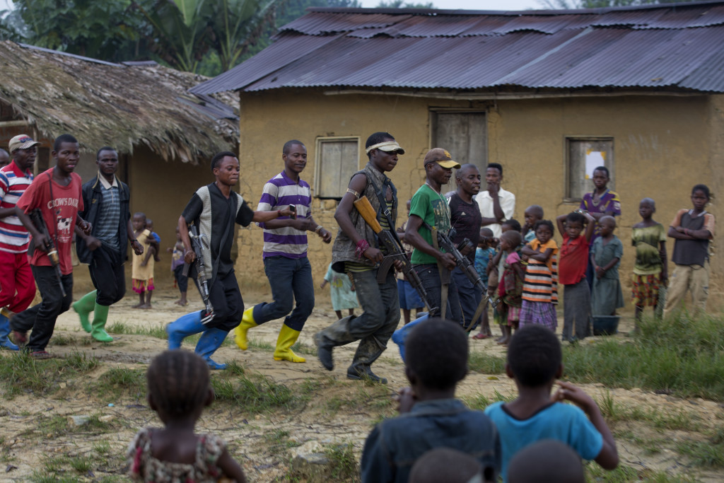 Soldaterna från byn Nyyambembe är på väg till ett möte med en annan Raïa Mutomboki-rörlese i grannbyn.