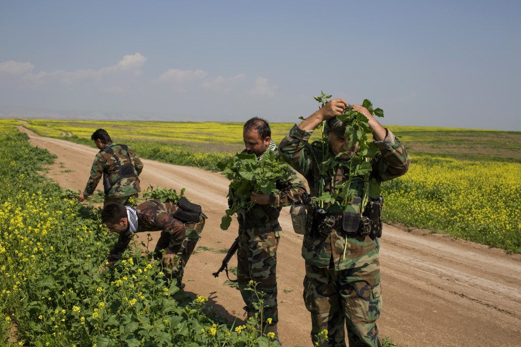 Talesskef, Irak. Peshmergasoldater håller ställningarna mot IS. Taha Said Rasol (th) ska ut i fälten och spana. Fienden är endast ett par kilometer bort. 