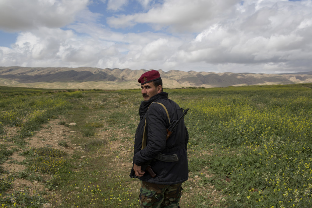 Sinjar, Irak. Sabah, 27, är Pershmerga-soldat. Han bevittnade hur IS avrättade många av hans bybor. 
”Det var fruktansvärt. jag kunde inte göra något”, säger han.