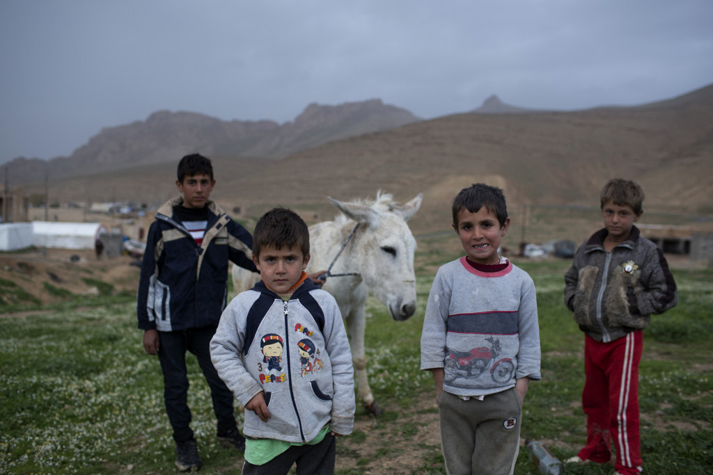 Sinjar, Irak. Några barn leker i ett flyktingläger. Tusentals yazidier är fortfarand försvunna och många är fångar hos IS.   