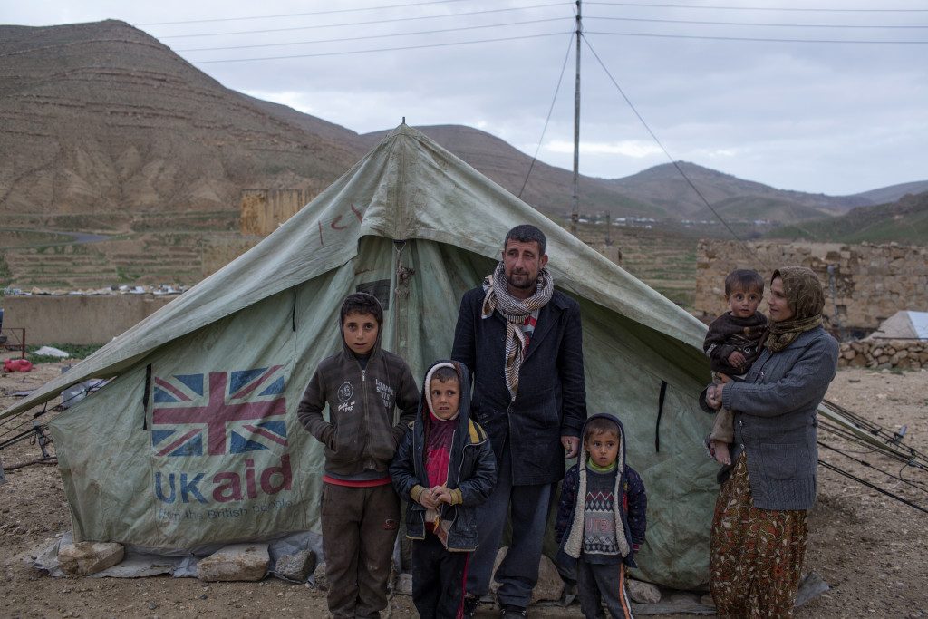 Sinjar, Irak. Kxalef, 36, med sin familj, Shamemskin, 27, och barnen Salem, 12, Zipolan, 7, Zidar, 3, och Zioan, 2. De är yazidier från Sinjar och flydde då IS kom. De bor nu i ett läger i bergen. 