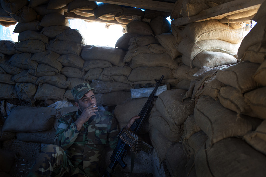 Talesskef, Irak. Jawad, 33, håller utkik efter IS på sin postering.