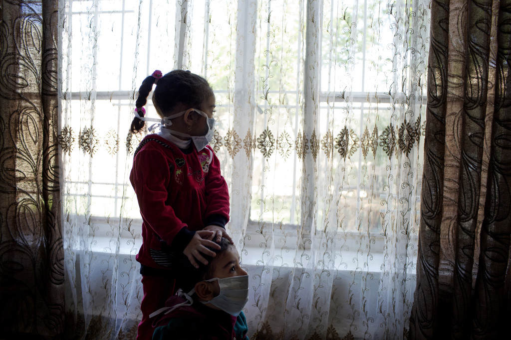 Taza, Irak  isis har bombat med  senapsgas i staden Taza utanför Kirkuk. 8 döda och över 800 skadades i attacken.  Rukaya 3 år håller om sin lillebror Maythan 2 år. de har bägge två problem med synen och har brännblåsor på kroppen.  photo: Niclas Hammarström