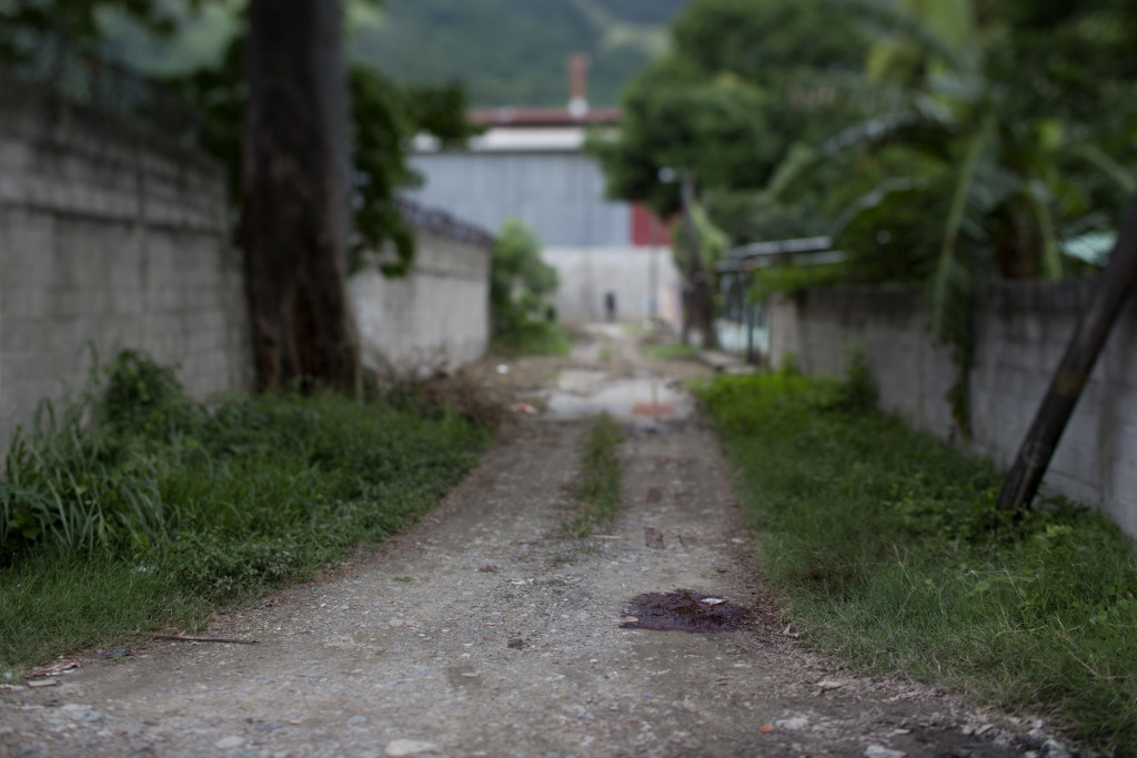 En ung man avrättades på grusvägen i Chamelecon av två män. Mördarna greps kort därefter.