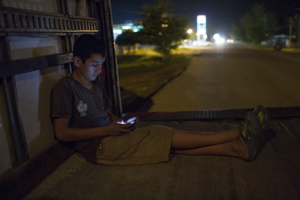 foto : ham : san pedro sula, honduras

darwin 15, spelar krigsspel p sin mobil under resan till santa barbara.



photo: niclas hammarstrm