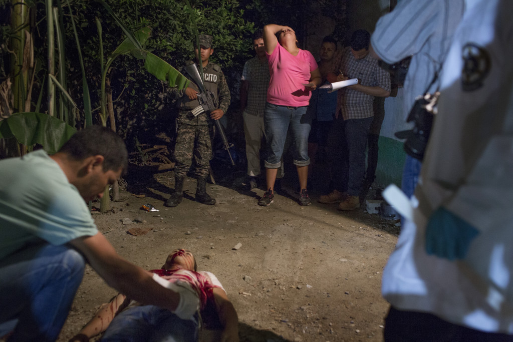 Juan 27, sköts med ett flertal skott framför sin mammas hem. Han var deporterad från USA för ett par månader sedan. På bilden gråter hans mamma och syskon i bakgrunden.