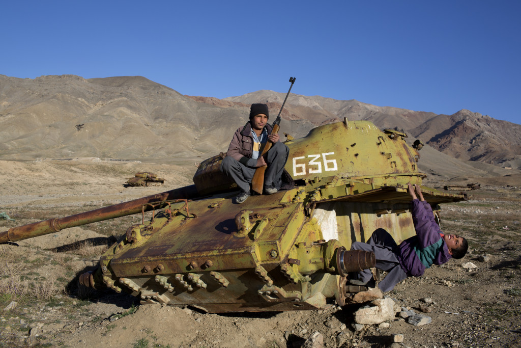 foto : ham : panshir, afghanistan  brderna ahmed agha 12 r och nazir agha 7 r, jagar fgel innan skolan ska brja. fltet de jagar p r fyllt av gamla ryska stridsvagnar.  photo: niclas hammarstrm
