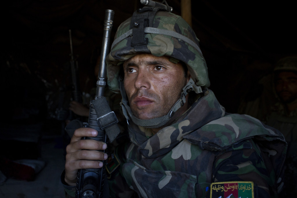 foto : ham : baghlanprovinsen, afghanistan

sergeant jawed mangal 26, r soldat i afghanska armn. han berttar att han skjutit och ddat barn. det var dem eller jag. de var soldater som stred med talibanerna berttar han.

photo: niclas hammarstrm